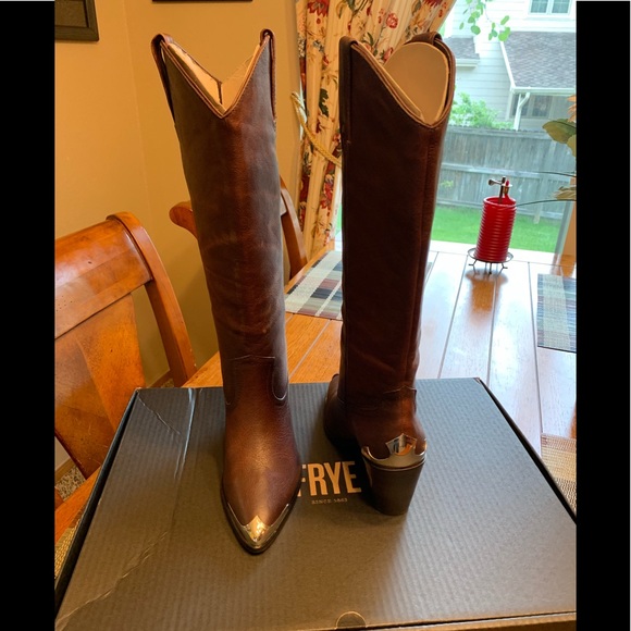 frye faye metal plate pull on